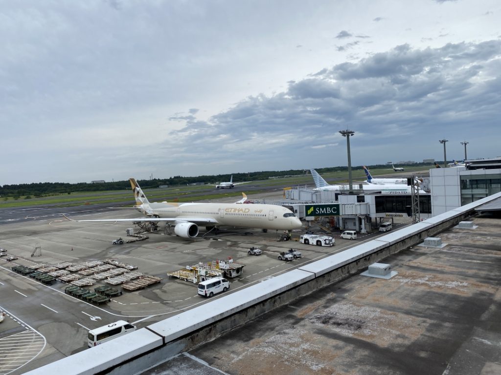 成田空港の景色。エティハド航空の旅客機が見える。