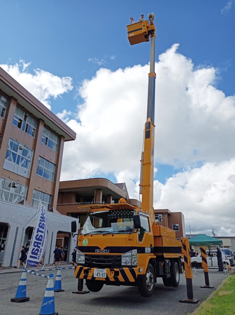 校舎の前に黄色の高所作業車