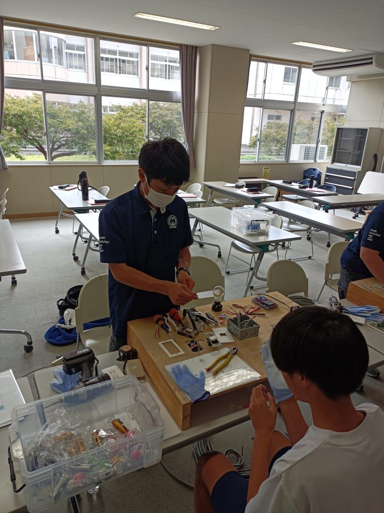 屋内での作業体験の様子